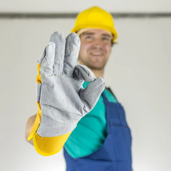 Trabalhador da construção mostrando sinal ok — Fotografia de Stock