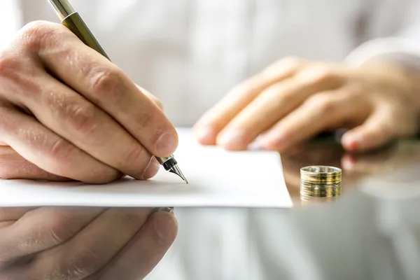 Podpisywanie dokumentów rozwodowych — Zdjęcie stockowe