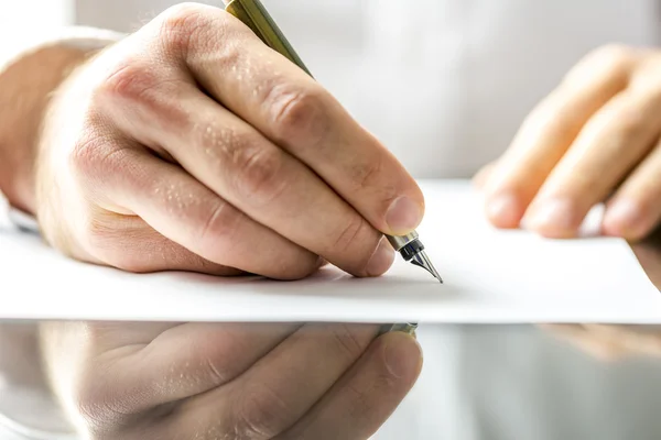 Mann schreibt auf ein leeres Papier — Stockfoto