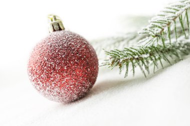 Noel top ve kar üzerinde şube