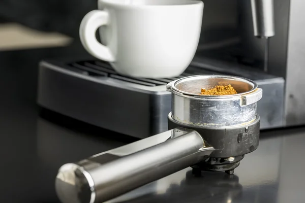 Preparare una tazza di caffè espresso — Foto Stock