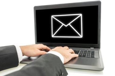 bir laptop ekranında e-posta simgesi
