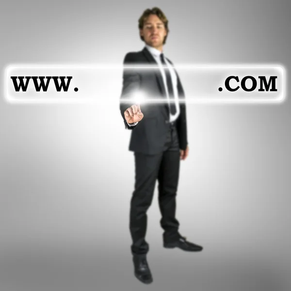 Бізнесмен активує адресну панель веб-сайту — стокове фото