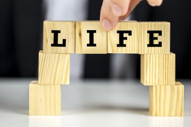 küpleri ile üzerlerinde yazılı kelime hayat Köprüsü