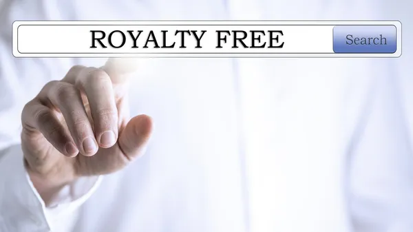 Vinger op 'royalty free' geschreven in de zoekbalk — Stockfoto