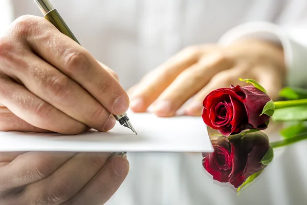 Homem romântico escrevendo uma carta de amor — Fotografia de Stock