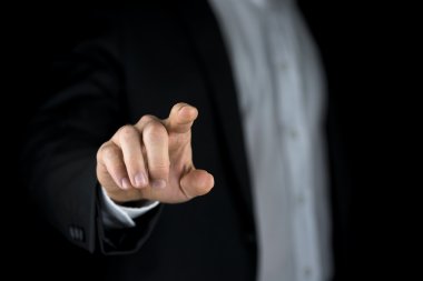 Sanal arabirim parmağıyla dokunmadan adam