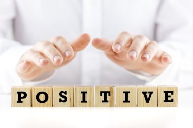 adam ellerini tutarak sözcüğün üzerinde olumlu