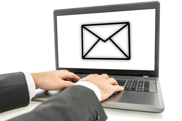 Uomo d'affari che invia email — Foto Stock