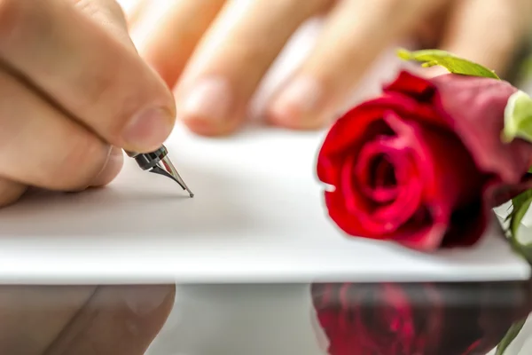 Hombre escribiendo una carta a su amor —  Fotos de Stock