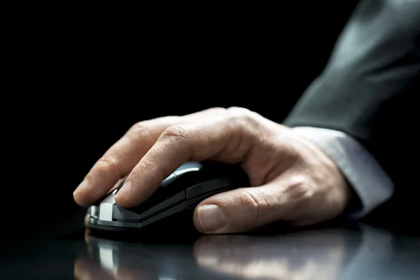 Homem usando um mouse de computador sem fio — Fotografia de Stock