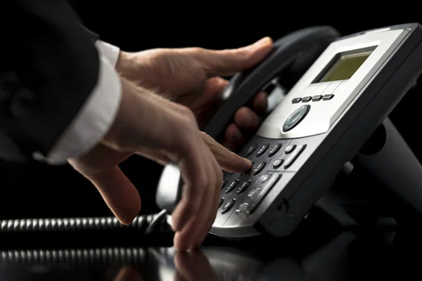 Zakenman die nummers op een telefoongesprek — Stockfoto