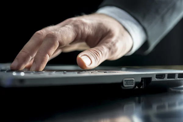 Empresario escribiendo en un ordenador portátil — Foto de Stock