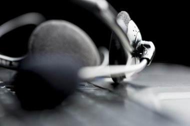 kulaklık açık dizüstü klavye