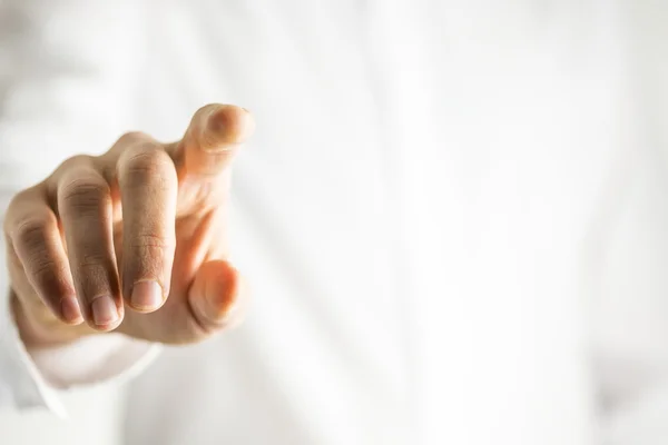 Mann berührt virtuellen Bildschirm mit dem Finger — Stockfoto