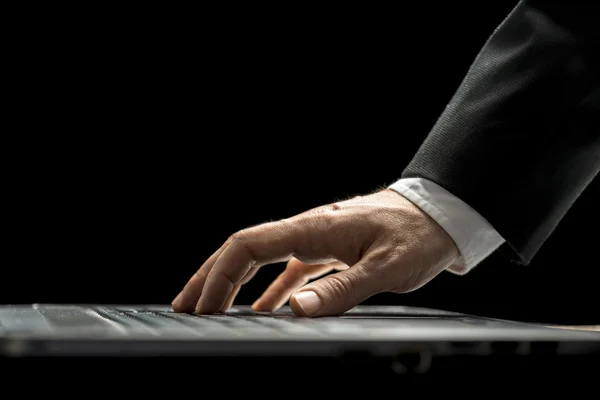 Az ember egy laptop számítógép használata — Stock Fotó