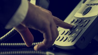 adam dışarıda bir sabit hat telefon çevirme