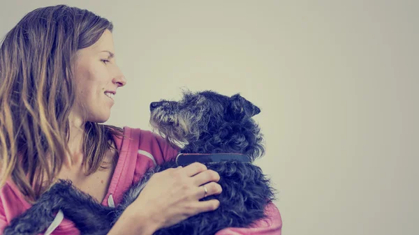 Mujer joven cariñosa con su perro mascota — Foto de Stock