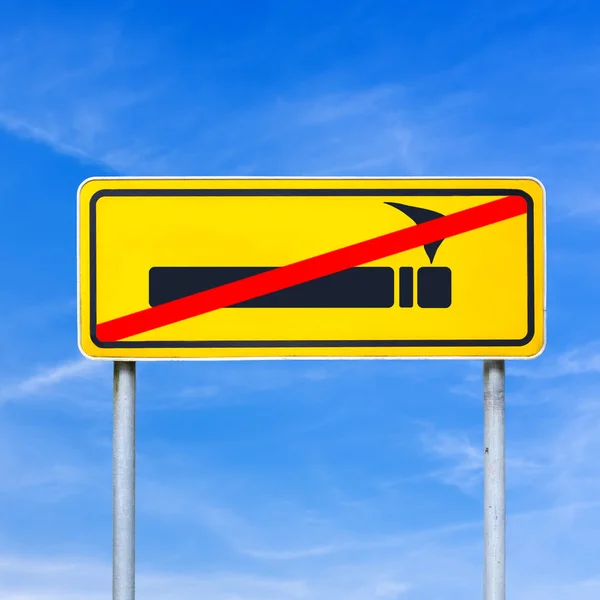 Smoking forbidden or prohibited on a yellow traffic sign — Stock Photo, Image
