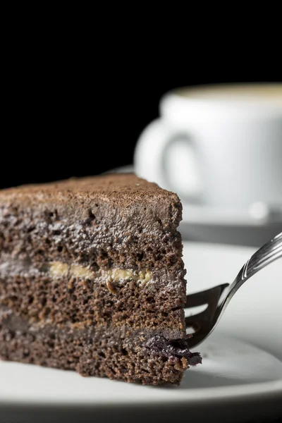 Rebanada de delicioso pastel de chocolate fresco —  Fotos de Stock