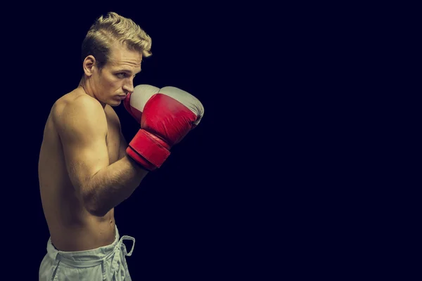 Jovem boxeador masculino em um fundo escuro — Fotografia de Stock