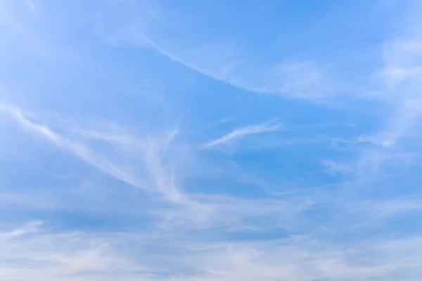 Фон туманно синє літнє небо — стокове фото