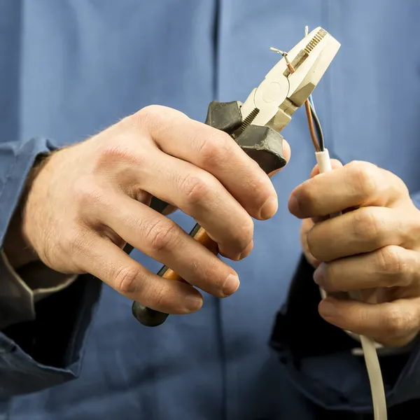 Técnico o electricista que trabaja con cableado — Foto de Stock