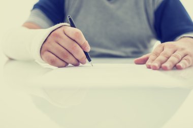 Adam kolunu alçılı yazılı olarak