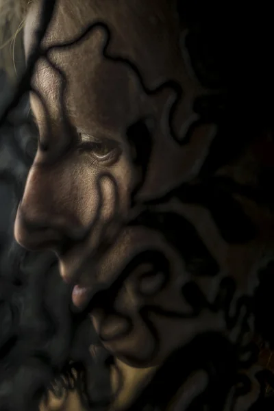 Hangulatos portré egy nőt, mély árnyék — Stock Fotó