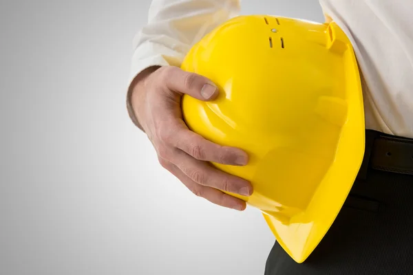 Homem profissional carregando um hardhat amarelo — Fotografia de Stock