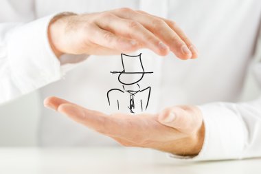 adam çizilmiş bir rakam tutuyor