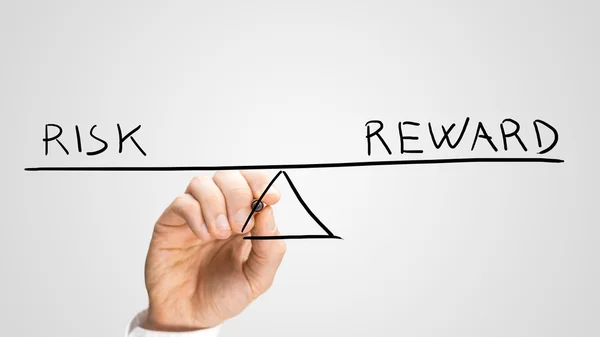 Diagrama de balancín que muestra riesgo y recompensa — Foto de Stock