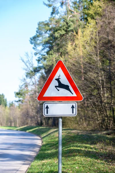 Señal de advertencia de tráfico para ciervos y ciervos — Foto de Stock