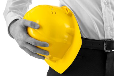 Sarı kask taşıyan adam