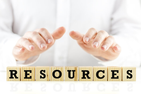 Бизнесмен, защищающий свои ресурсы
