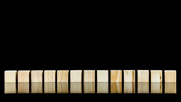 Fila de trece bloques de madera — Foto de Stock