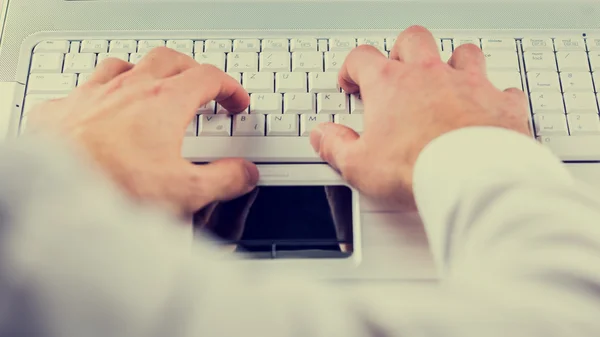 Homme tapant sur un clavier d'ordinateur — Photo