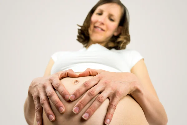 Mulher grávida fazendo um gesto de coração — Fotografia de Stock