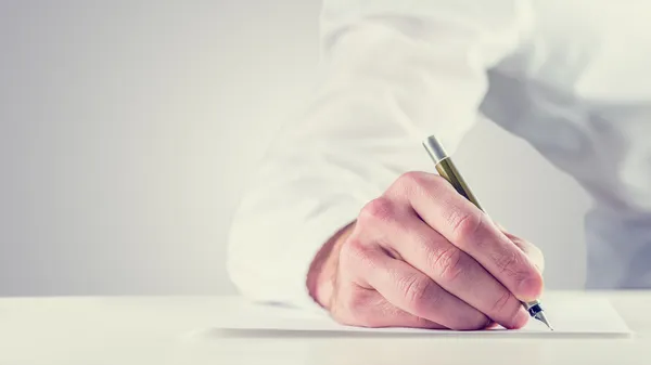 Imagen de estilo retro vintage de un hombre firmando un papel —  Fotos de Stock