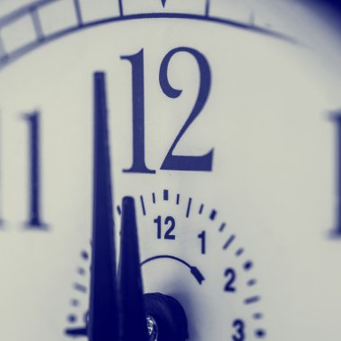 Saatin 12 gece veya gün ortasında vurmaya