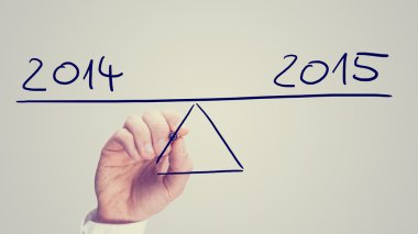adam 2014 ve 2015 tarihinde bir tahterevalli Dengeleme