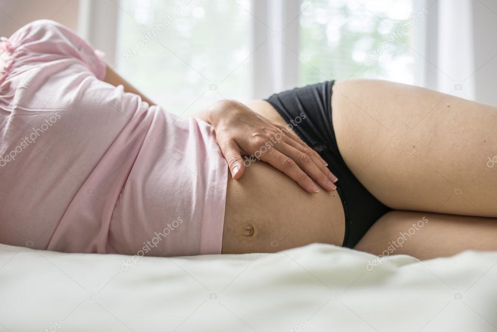 campaign upside down why not Mulher grávida deitada em uma cama em lingerie — Fotografias de Stock ©  Gajus-Images #46270361