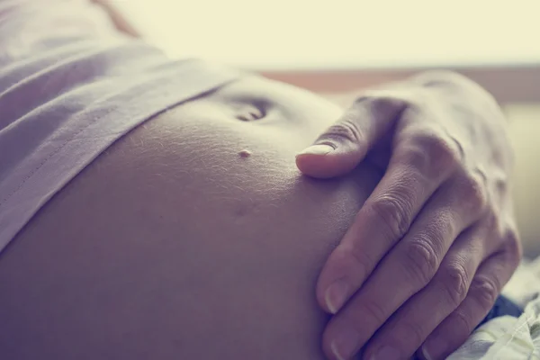 Swollen belly of a pregnant woman — Stock Photo, Image