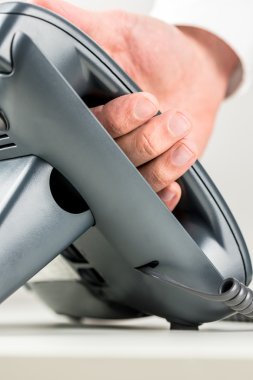 siyah bir telefon alıcısı alarak hakkını
