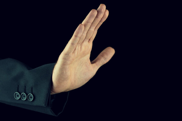 Человек поднимает руку в стоп-жест
