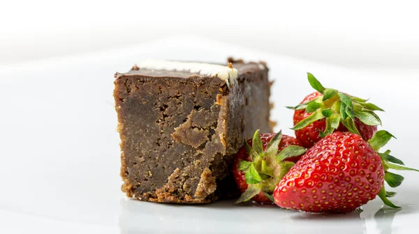 Ciasto czekoladowe ze świeżych truskawek — Zdjęcie stockowe
