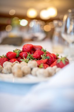 zarif bir şekilde dekore edilmiş tablo üzerinde çilek