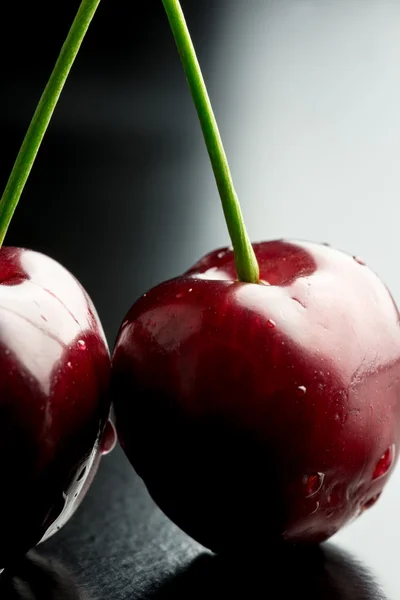 Primer plano de delicioso par de cerezas —  Fotos de Stock