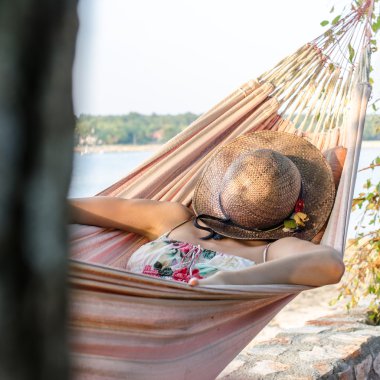 kadın bir hamakta rahatlatıcı