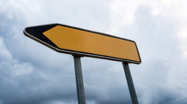 yol işareti sol işaret eden ok ile